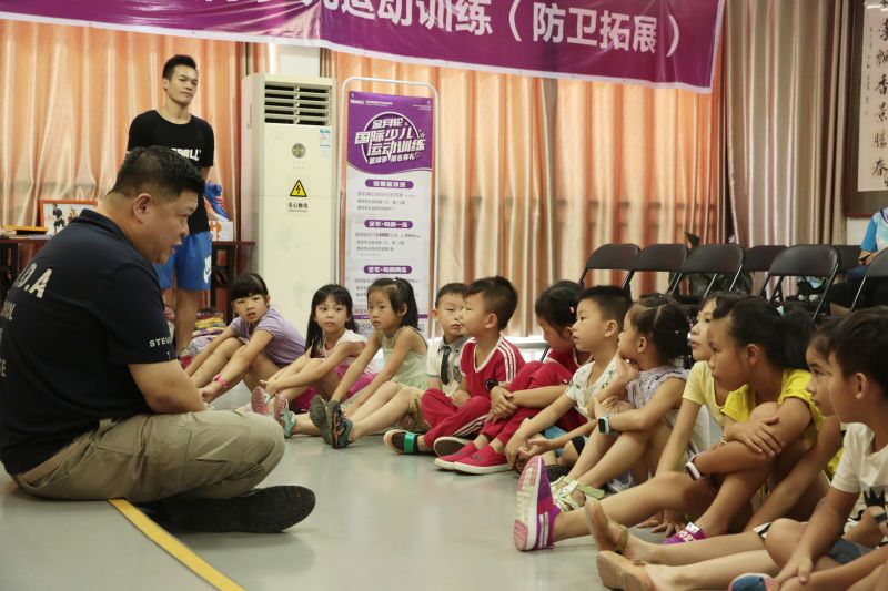 少兒安全防衛(wèi)專(zhuān)家為金沛教育小學(xué)員進(jìn)行防衛(wèi)拓展訓(xùn)練