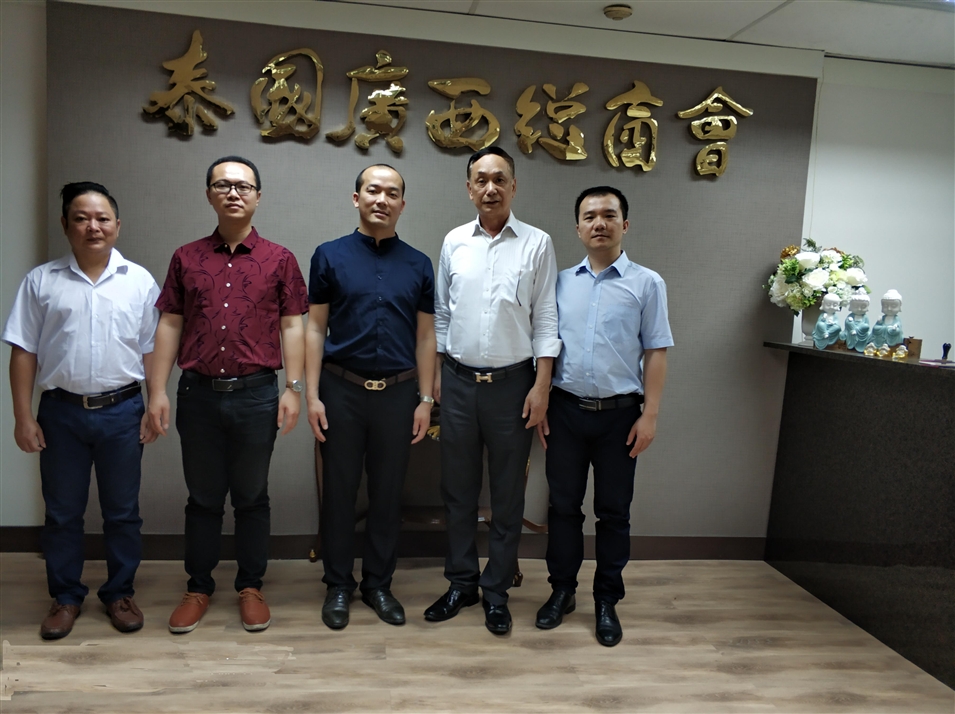 從左往右依次為國際部合伙人林健偉先生（左一），國際部總監(jiān)吳琪先生（左二），執(zhí)行董事粟宥朝先生（左三），商會主席李宇明（右二），國際部合伙人黃文超先生（右一）