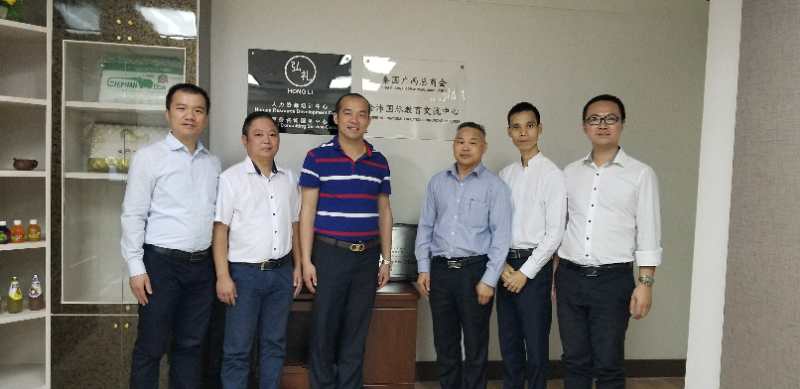 國(guó)際部合伙人黃文超（左一），林健偉（左二）國(guó)際部總監(jiān)吳琪（右一）執(zhí)行董事粟宥朝（左三），泰國(guó)廣西總商會(huì)副主席劉漢政（右二），泰國(guó)華人青年商會(huì)會(huì)長(zhǎng)助理黃志乾(右三)