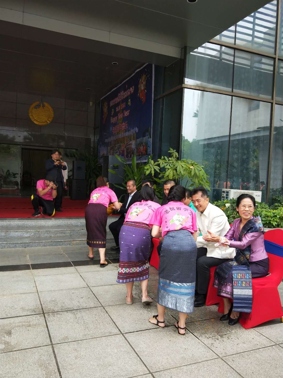 老撾駐廣西留學(xué)生代表將浸有花瓣的香水灑客人的手上，表示對嘉賓的美好祝福（圖二）