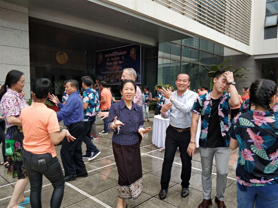 老撾駐南寧總領(lǐng)事萬?！ぞS麗雅彭女士與廣西金沛教育執(zhí)行董事粟宥朝先生一起在總領(lǐng)事館廣場載歌載舞