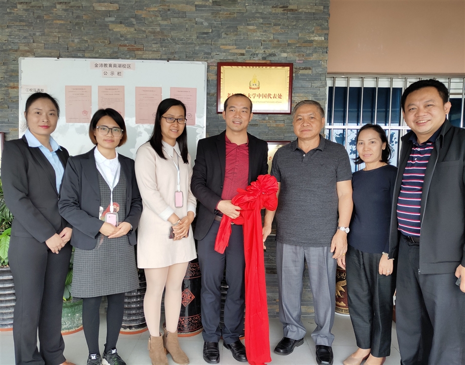 老撾國(guó)立大學(xué)校長(zhǎng)宋西·諾潘賽（右三）、孔子學(xué)院老方院長(zhǎng)陽(yáng)梅蘭（右二）、老方副院長(zhǎng)李建民（右一）與老撾國(guó)立大學(xué)中國(guó)代表處代表合影