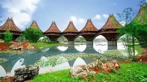 圖為中國(guó)-東盟友誼館。該建筑以廣西的風(fēng)雨橋?yàn)樵?，寓意“手拉手，心連心”。表達(dá)中國(guó)與東盟十國(guó)睦鄰友好、合作共贏之意。