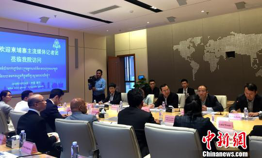 柬埔寨主流媒體采訪團(tuán)在廣西大學(xué)與師生交流。