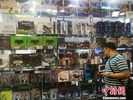 菲律賓統(tǒng)計局(Philippine Statistics Authority)5日發(fā)布10月份全國勞動力調查報告顯示，2018年10月就業(yè)不足率降至13.3%，而2017年10月為15.9%。圖為馬尼拉馬卡蒂一商場，貨品充足，青年人消費暢旺。 關向東 攝