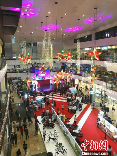 圖為馬尼拉馬卡蒂一商場，開始歲末大促銷，青年人消費暢旺。 關向東 攝