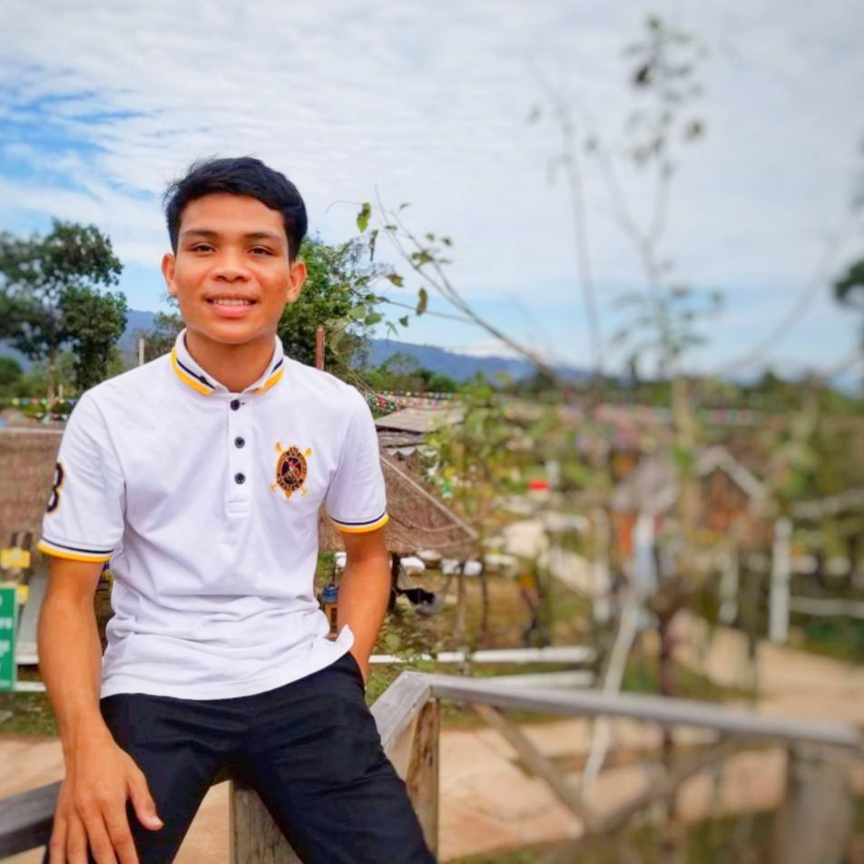 何冀南，柬埔寨人 老撾國立大學建筑學院城市規(guī)劃專業(yè)