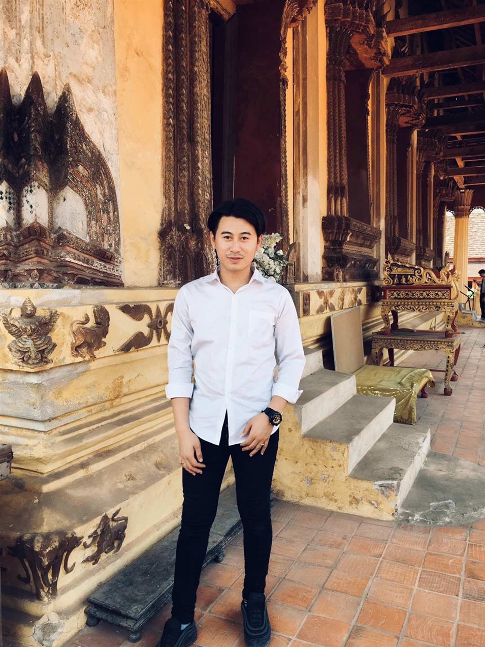 基諾，老撾首都萬象人，老撾國(guó)立大學(xué)文學(xué)院德語系大二學(xué)生， 